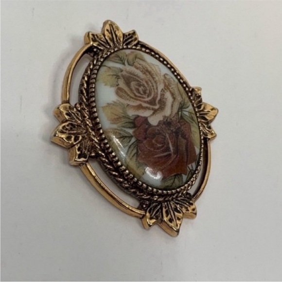 Vintage Sarah Coventry Floral Cameo Pendant Gold Tone Oval - Picture 6 of 6